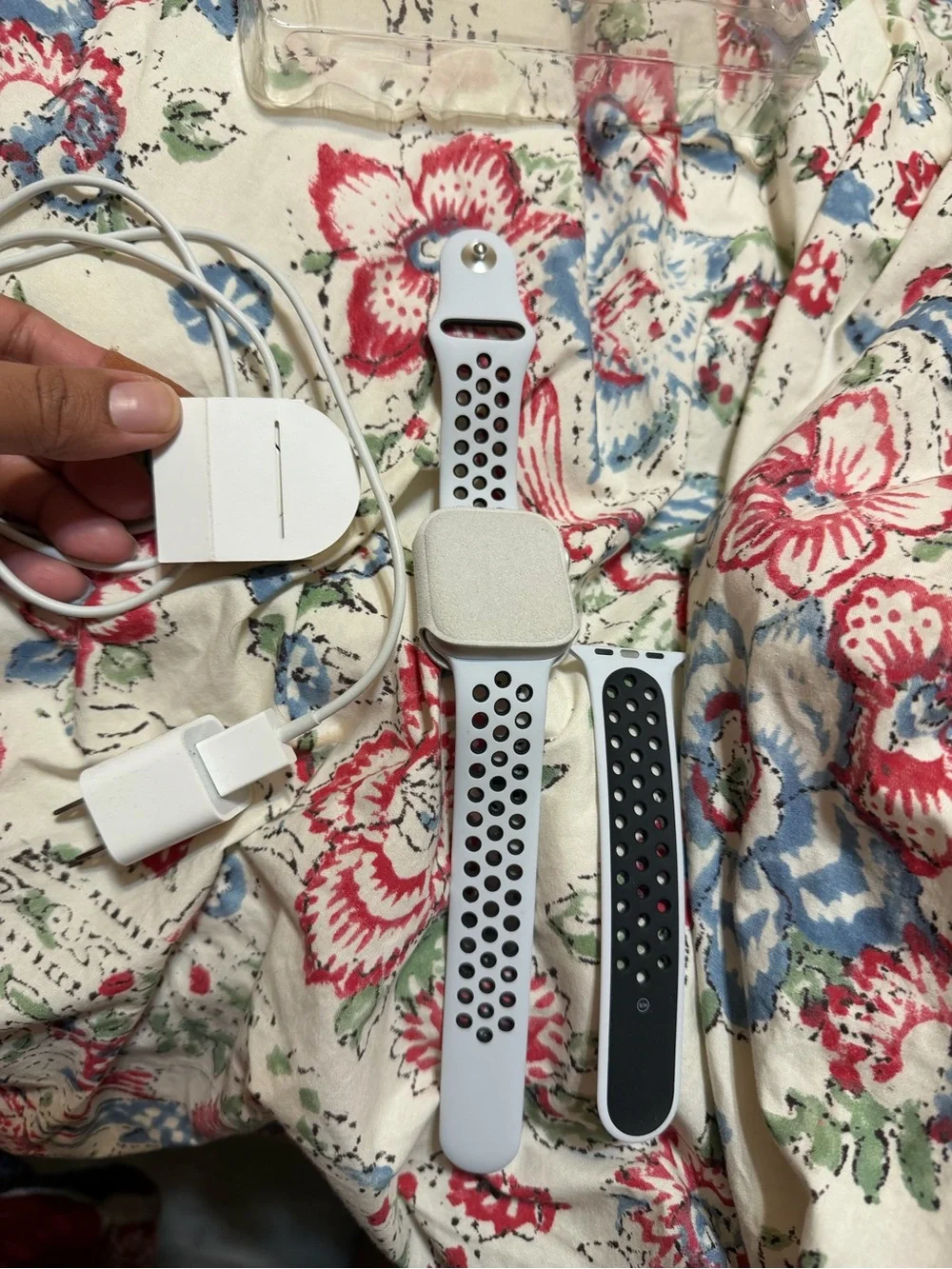 White and Black Sport Smartwatch with Ventilated Silicone Band series 5 44mm